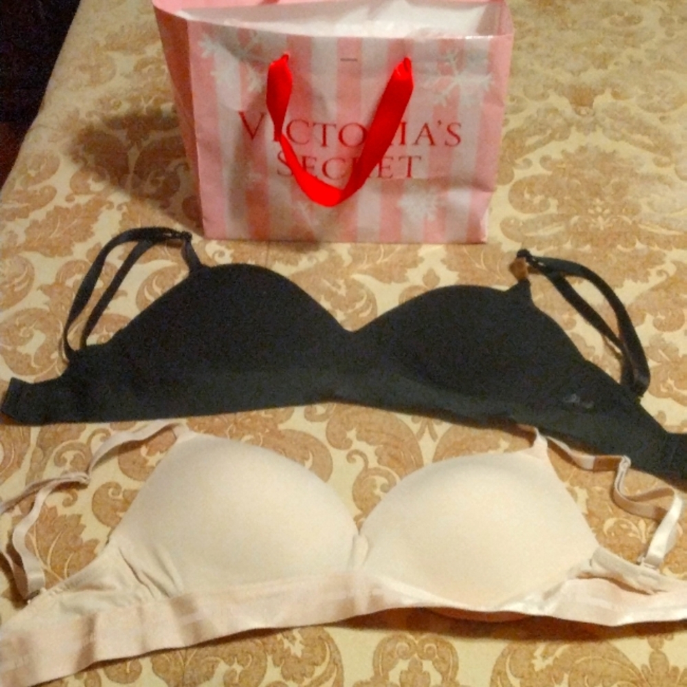 2 Pink 🩷 Victoria Secret bras 32DD 1 nude 1 black new with tags no underwire